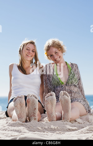 Frauen mit sandigen Füßen am Strand Stockfoto