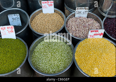 Bohnen und Hülsenfrüchte zum Verkauf an Khari Baoli Gewürze und getrocknete Lebensmittel-Markt, Alt-Delhi, Indien Stockfoto