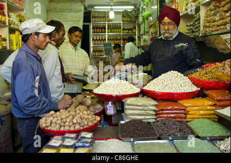Nüssen und getrockneten Früchten zum Verkauf an Khari Baoli Gewürze und getrocknete Lebensmittel-Markt, Alt-Delhi, Indien Stockfoto