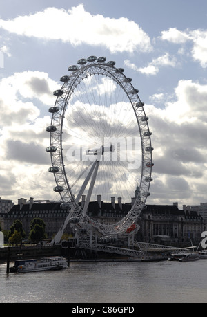 Das London Eye an der Themse gelegen. Eine beliebte Touristenattraktion, bietet einen spektakulären Blick über die Hauptstadt. Stockfoto