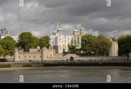 Tower von London gesehen vom Südufer der Themse.  Warme Herbst-Sonne mit stürmischen Regenwolken. Stockfoto