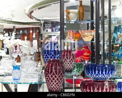 Kristallvase Display, Bloomingdale's Kaufhaus Interieur, NYC Stockfoto