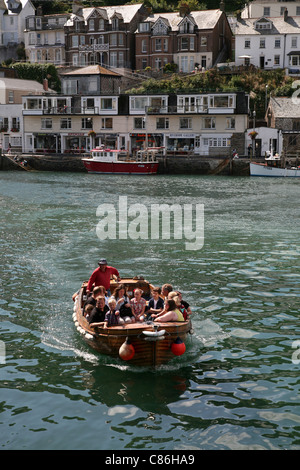 Passagier-Fähre-Überfahrt von Looe West nach Ost Looe, dem beliebten Badeort an der Südküste Cornwalls Stockfoto