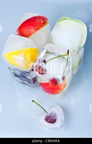 Gefrorenes Obst auf weißem Hintergrund Stockfoto