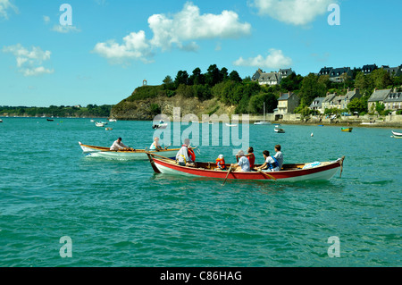 Maritimen Events: "Doris: de Cale de Cale". Dory und Feennebelwald in St. Suliac Bucht (Fluss Rance, Bretagne, Frankreich). Stockfoto