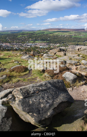 Ilkley in Wharfedale von der Spitze der Kuh und Kalb Felsen auf Ilkley Moor, Yorkshire, England Stockfoto