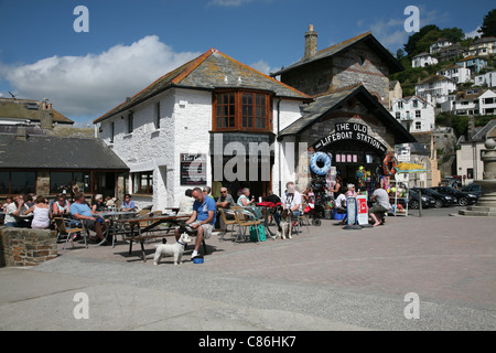 Das alte Rettungsboot station nun ein Café am Kai in den beliebten Ferienort Looe auf Cornish Südküste Stockfoto