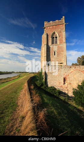 Die Ruinen der Kirche von St. Peter im Wiggenhall St. Peter in The Fens in Norfolk. Stockfoto