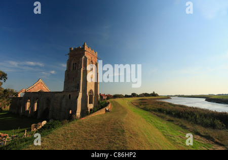 Die Ruinen der Kirche von St. Peter im Wiggenhall St. Peter in The Fens in Norfolk. Stockfoto