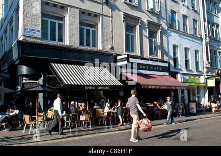 Cafe-Bars auf Old Compton Street, London, Großbritannien Stockfoto