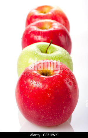 Nasser Äpfel auf weißem Hintergrund Stockfoto