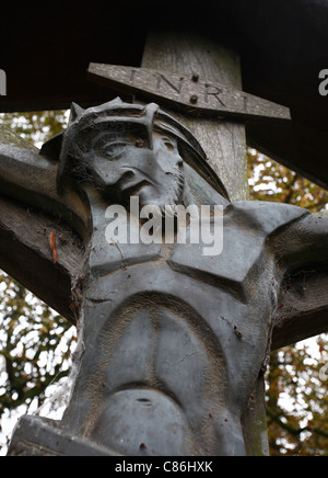 Eine geschnitzte hölzerne Christus am Kreuz in der Chgurchyard in der St. Marys Kirche bei wenig Walsingham, Norfolk, England, UK. Stockfoto