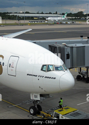 Emirates Airlines Boeing 777-300 ER, Seriennummer A6-EBV, Flughafen von Birmingham, Birmingham, England, Vereinigtes Königreich, Europa. Stockfoto