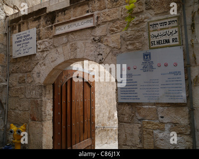 Der Eingang zur Kirche des heiligen Sepulchre Innenhof ist durch eine obskure Tor auf einer schmalen Straße, die sehr leicht zu übersehen ist Stockfoto