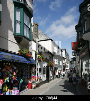 Eines der schmalen Einkaufsstraße im Süden Cornish Resort von Looe Stockfoto