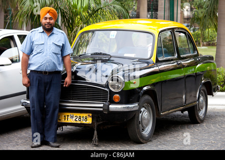 Sikh Taxifahrer mit klassischen Botschafter Taxi The Imperial Hotel, Neu Delhi, Indien Stockfoto