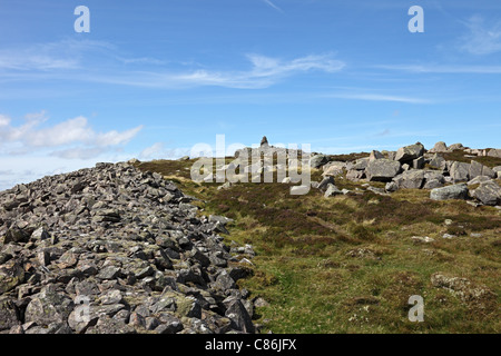 Die Überreste von einem Eisernen Alter Wallburg und die Aussicht auf den Gipfel des Carrock fiel Seenplatte Cumbria UK Stockfoto