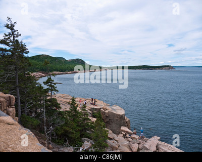 Kletterer im Otter Cliffs im Hinblick auf die große Kopf im Arcadia National Park ME USA Stockfoto