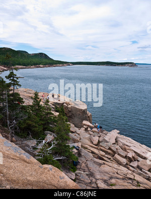 Kletterer im Otter Cliffs im Hinblick auf die große Kopf im Arcadia National Park ME USA Stockfoto