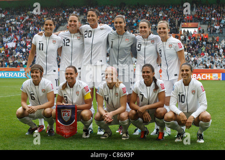 Das USA Frauen Nationalmannschaft reiht sich vor einer 2011 FIFA Frauen WM Halbfinale Fußball-Spiel gegen Frankreich. Stockfoto