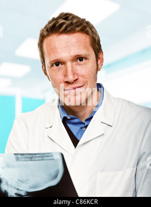 junge zuversichtlich Medic halten xray Stockfoto