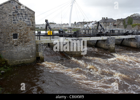 Lachs Tore am Ridgepool Wehr am Fluss Moy fließt durch das Zentrum von Ballina Grafschaft Mayo Republik von Irland Stockfoto