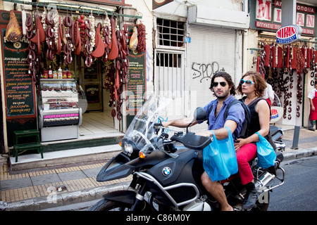 Verkauf von Delikatessen geheilt, Fleisch und Wurstwaren in Psiri. Athen ist die Hauptstadt und größte Stadt Griechenlands. Es dominiert die Attikas und ist eine der ältesten Städte der Welt, als seine aufgezeichneten Geschichte erstreckt sich rund 3.400 Jahre. Klassischen Athen war eine mächtige Stadtstaat. Ein Zentrum für Kunst, lernen und Philosophie. Stockfoto