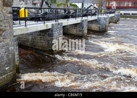 Lachs Tore am Ridgepool Wehr am Fluss Moy fließt durch das Zentrum von Ballina Grafschaft Mayo Republik von Irland Stockfoto