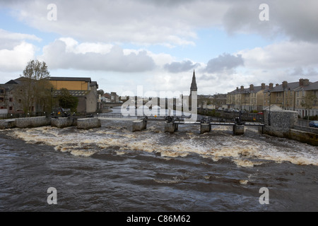 Lachs Tore am Ridgepool Wehr am Fluss Moy fließt durch das Zentrum von Ballina Grafschaft Mayo Republik von Irland Stockfoto