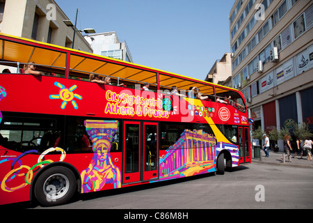 Touristen auf einem Sightseeing-Bus in Monastiraki, Athen. Der Tourismus bringt wichtige Einkommensquelle für Griechenland, und hier ist es sehr offensichtlich. Stockfoto