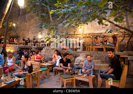 Menschen in sechs Hunde eine trendige bar im Freien im Bereich Monastiraki. sechs d.o.g.s ist ein Tag & Nacht Kulturzentrum in Athen Stockfoto