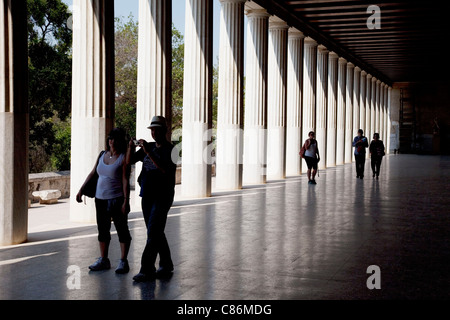 Die Stoa des Attalos oder Attalos Hotel liegt in der östlichen Seite der Ausgrabungsstätte der antiken Agora in Athen. Stockfoto