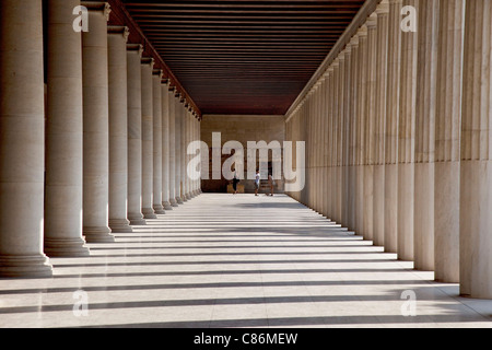 Die Stoa des Attalos oder Attalos Hotel liegt in der östlichen Seite der Ausgrabungsstätte der antiken Agora in Athen. Stockfoto