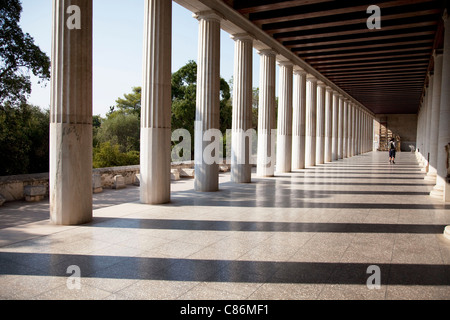 Die Stoa des Attalos oder Attalos Hotel liegt in der östlichen Seite der Ausgrabungsstätte der antiken Agora in Athen. Stockfoto