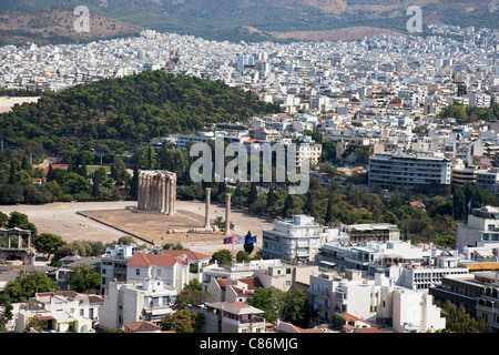Blick über die weitläufige Stadt Athen von der Akropolis über Tempel des Olympischen Zeus. Stockfoto