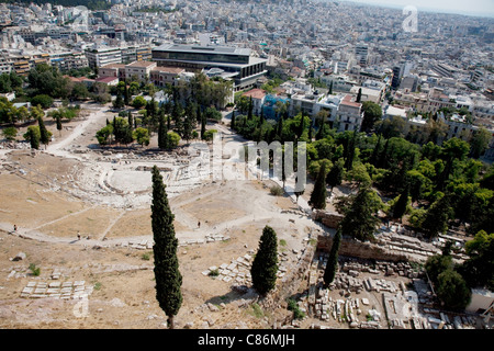 Blick über die weitläufige Stadt Athen von der Akropolis über das Theater des Dionysos. Stockfoto