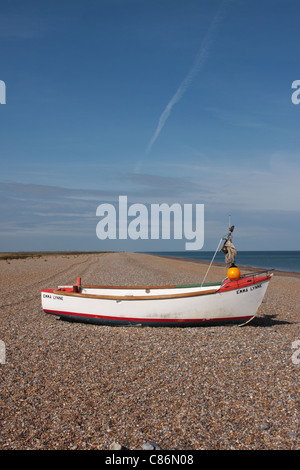 Kleines Fischerboot am Strand Blakeney Point North Norfolk UK Stockfoto