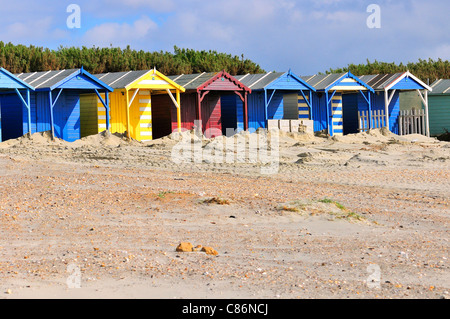 Bunten Badekabinen am West Wittering Beach, West Wittering, in der Nähe von Chichester, West Sussex, England, Großbritannien Stockfoto