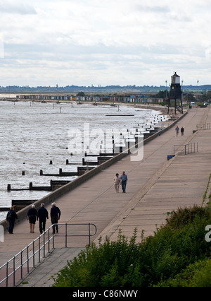 Menschen zu Fuß entlang der Promenade an der Dovercourt in Essex Stockfoto