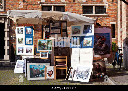 Ein Stall zu verkaufen Souvenir touristischen Drucke, Gemälde und Skizzen in der Huidenvettersplein oder Gerber Square, Brügge, Belgien Stockfoto