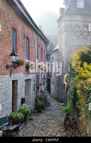 Gasse im Nebel in Durbuy, die kleinste Stadt der Welt, Ardennen, Belgien Stockfoto