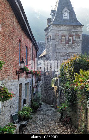 Gasse im Nebel in Durbuy, die kleinste Stadt der Welt, Ardennen, Belgien Stockfoto