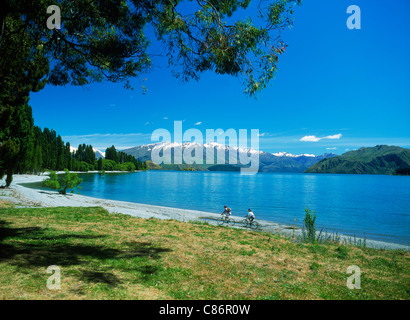 Unter hoch aufragenden Bergen der Südalpen gelegen, sitzt nicht weit von Queenstown auf der Südinsel Neuseelands Lake Wanaka Stockfoto