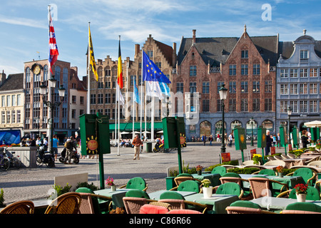 Bars, Cafés, Restaurants und Touristen in der Grote Markt oder Marktplatz in Brügge (Brugge), Belgien Stockfoto
