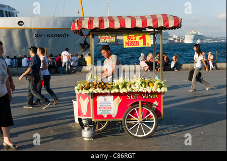 Mais auf die Cob Straßenhändler an der Uferpromenade in Eminonu, Istanbul, Türkei Stockfoto