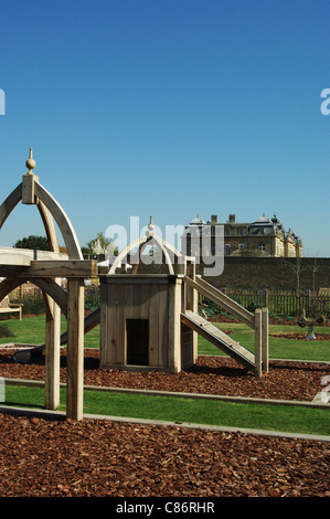 Blick über den ummauerten Garten im Wrest Park, Kinderspielgeräte im Vordergrund und das Haus im Hintergrund, Silsoe, Bedfordshire, UK Stockfoto