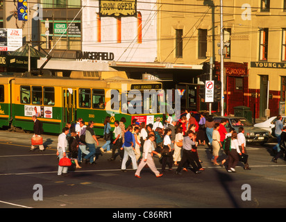 Auto und Fuß Straßenverkehr am Zebrastreifen vor der Bahnhof Flinders Street in Melbourne Stockfoto