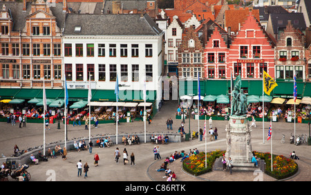 Blick vom Glockenturm der Statue, Bars, Cafés, Restaurants und Touristen in Grote Markt oder Marktplatz in Brügge (Brugge), Belgien Stockfoto