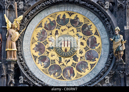 Färbte sich das Gesicht der astronomischen Uhr in Osteuropa Staromestske Namesti (Altstadt) Prag Tschechische Republik Stockfoto