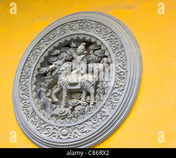 Runde dekorative Steinrelief Drachen und Soldat Longhua Tempel in Shanghai East Asia Stockfoto